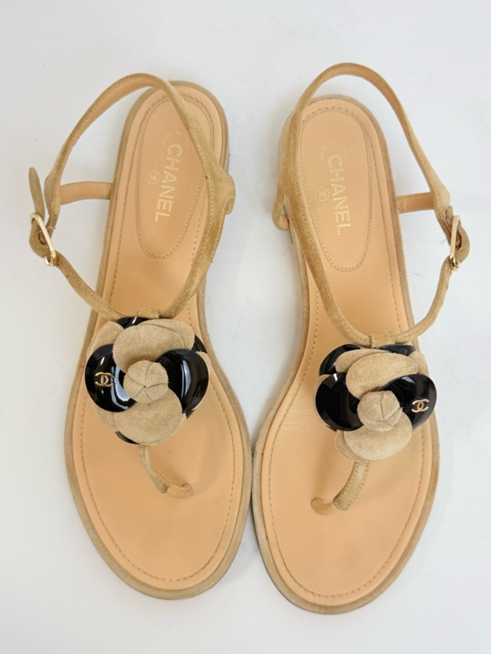 Chanel Camellia Thong Sandals 2016 Beige Suede CC Resin Flower Flats EU 38.5 - Picture 2 of 11